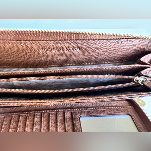 MICHAEL KORS Large Continental Wallet - Picture 9 of 10